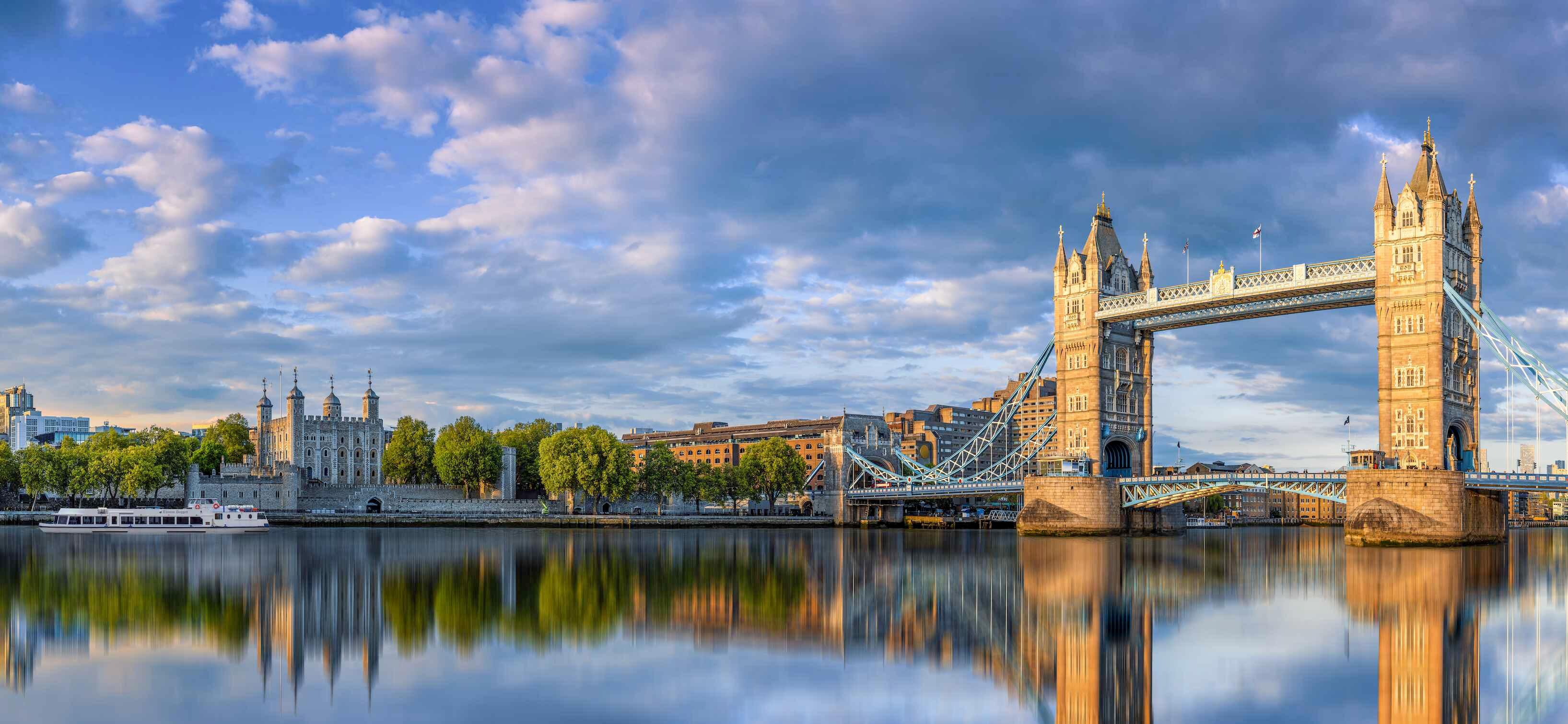 ロンドン：ウェストミンスターからタワーブリッジまでのテムズ川